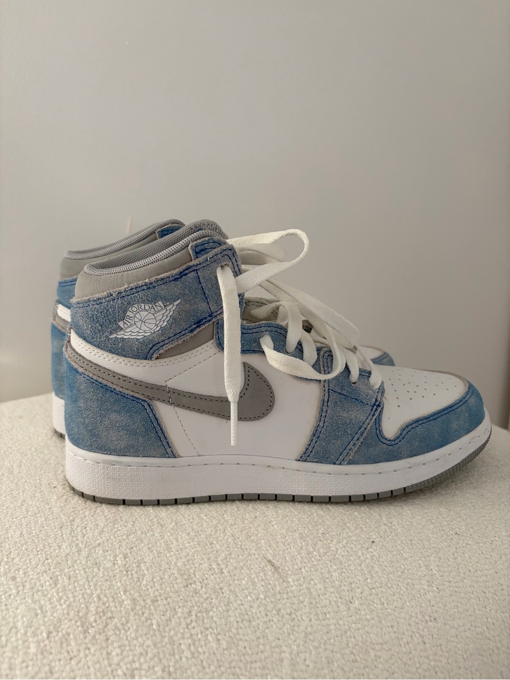 Nike Air Jordan 1 High in Blue, White, Gray